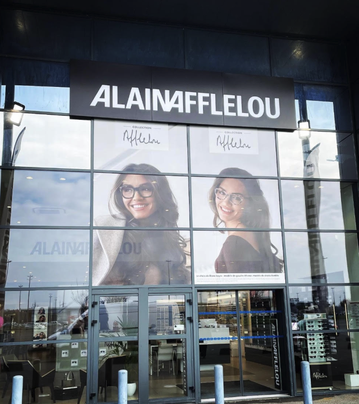 Pose d'adhésifs à Moret-Loing-et-Orvanne